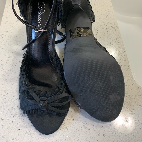 Black satin heels - Picture 3 of 4